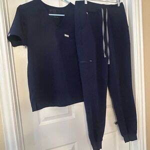 Women’s Figs Size Medium Joggers Scrubs set EUC